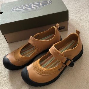 KEEN, Mary Jane-New, never worn- size 9